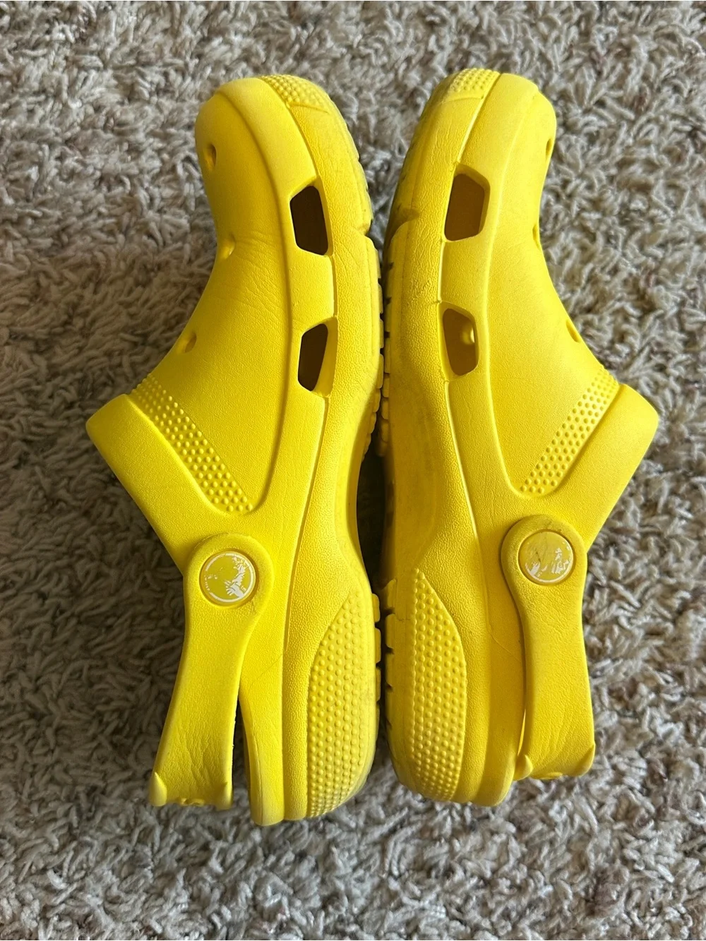 CROCS Classic Clog for Kids in Bright Yellow size J3